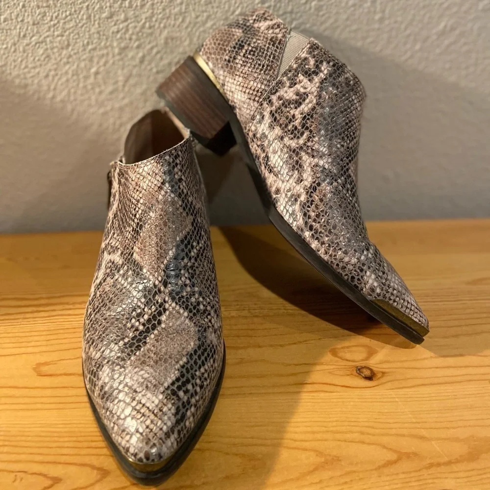 Lucky Brand~Neutral~Snakeskin Print~Pointed Toe~Block Heel~Ankle Booties~Size 10